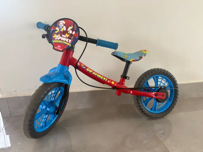 Bicicleta equilibrio homem aranha