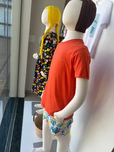 Manequim infantil com tecido