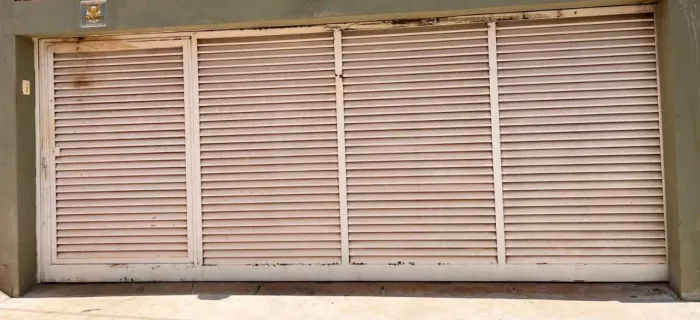 Portão de Ferro Aço Grande de Correr fechado com Porta de entrada incluído trilhos motor