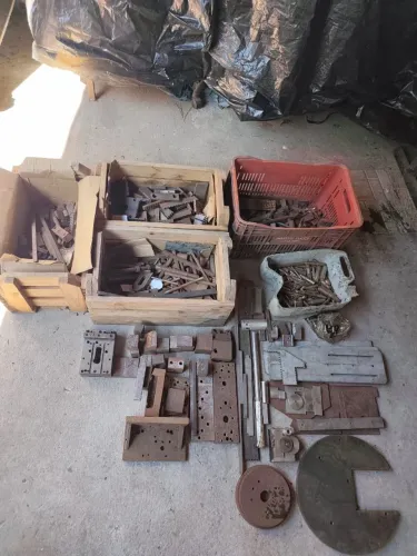 Lote aprox. 400 kg de aço ferramenta, peças usinadas, blocos e materiais de ferramentaria