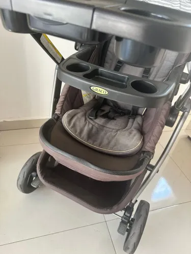 Carrinho de bebê graco,acompanha esterilizador de mamadeira e cadeirinha de descanso.