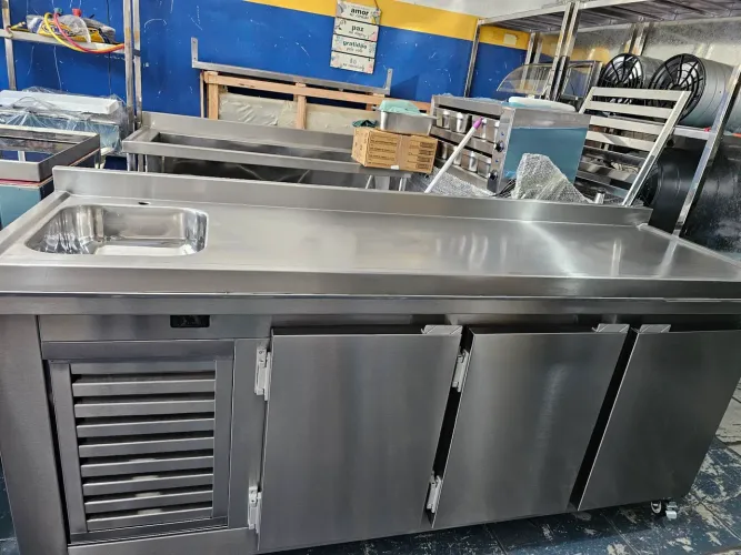 Balcões refrigerado de encosto em aço inox de 190x60x90