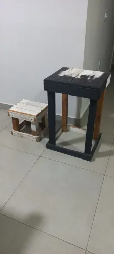 Conjunto banquetas rústicas que servem de apoio como escada doméstica
