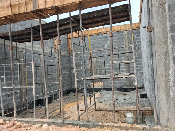 Preciso de pedreiro um ajudante leia o anúncio