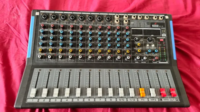 Mesa de som Arcano 12 canais com interface