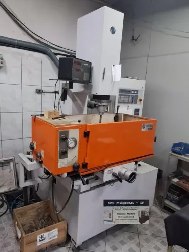 eletro erosão engemaq modelo edm460 nc ano 1999 impecáveL completa com digital