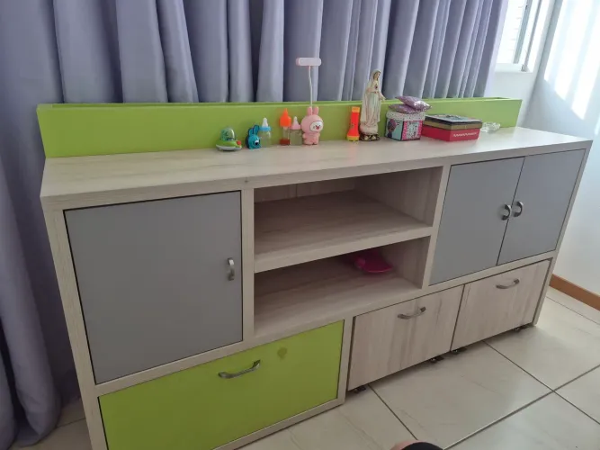 Vendo armário para quarto de criança com prateleira e mesinha