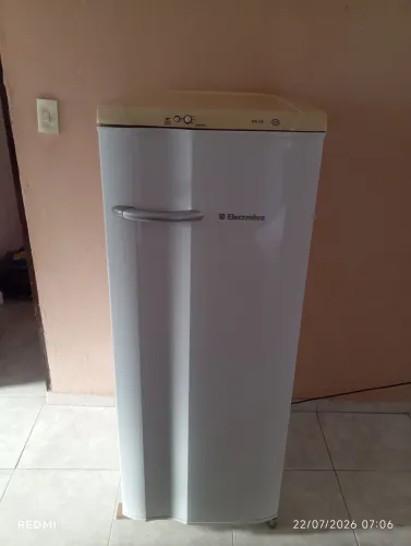 Vendo Geladeira Eletrolux 240 litros.