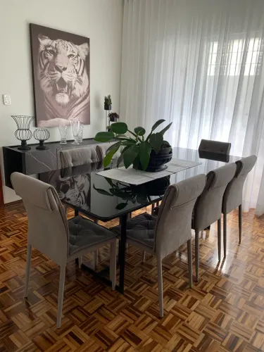 Mesa de jantar com 8 cadeiras + buffet