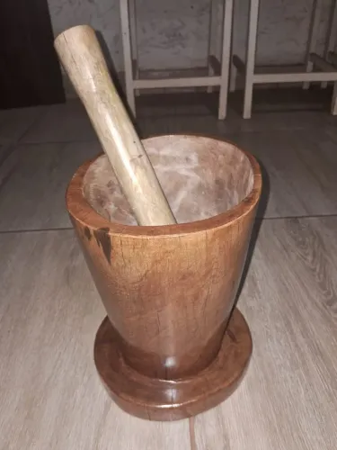  pilão de madeira