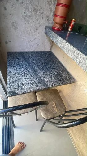 Mesa de pedra com 4 cadeiras