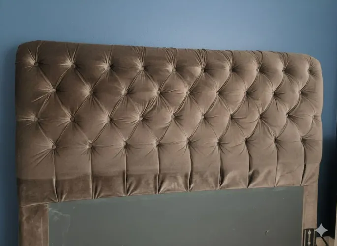 cabeceira de casal de suede marrom tufado para cama Queen size