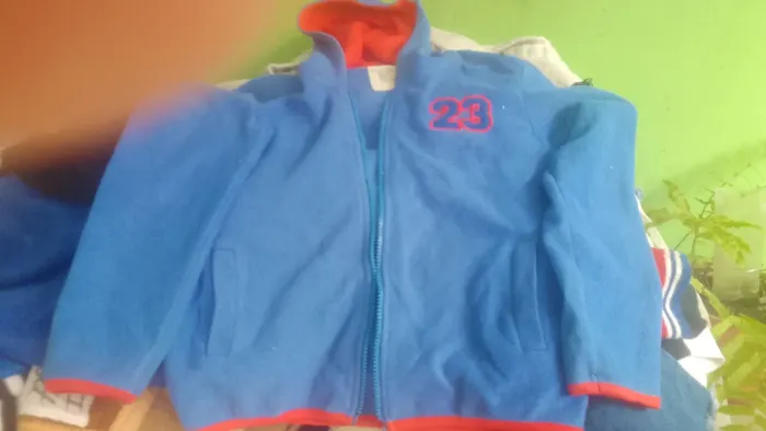 Um lote de roupas preço acessível bem  baixo 