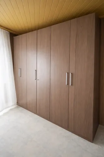 Conjunto de Móveis - Guarda-roupas, Rack e Mesa com Estante (Ótimo Estado)