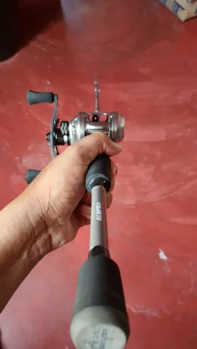 Carretilha Alloy M + Vara Albatroz Cadenza 20 libras (Conjunto de Pesca)
