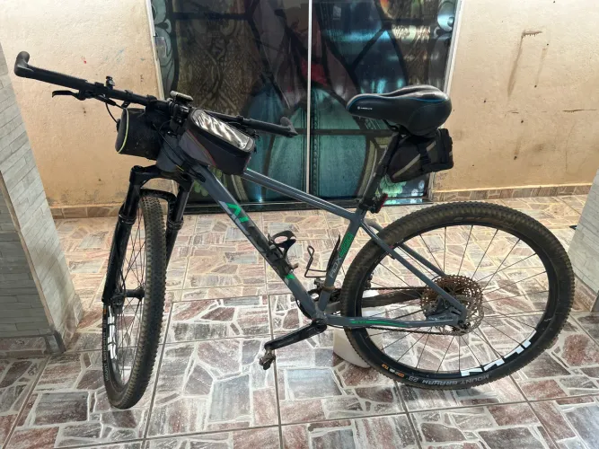 Vende-se bicicleta AUDAX ADX 400, suspensão ROCKSHOX, relação DEORE 12s.