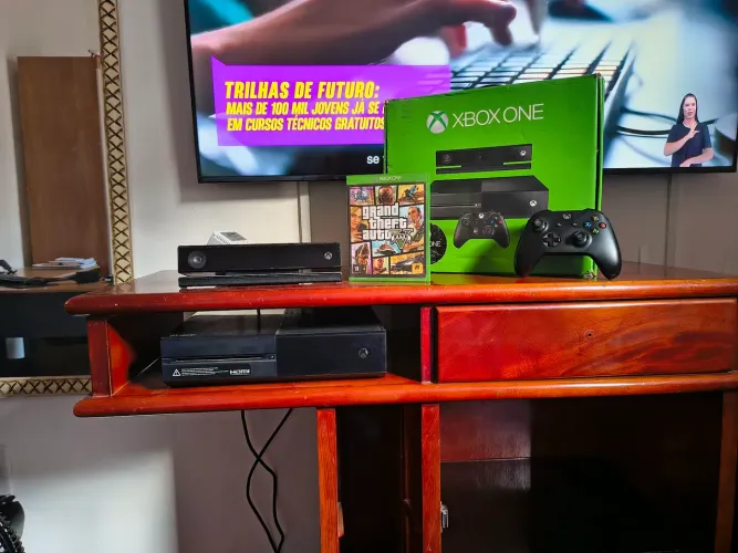 Xbox One Fat 500GB - Controle + GTA V + Kinect + CX + Acessórios
