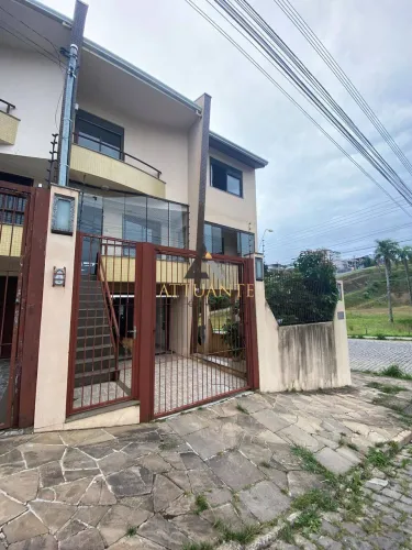 Sobrado Semimobiliado no bairro Diamantino