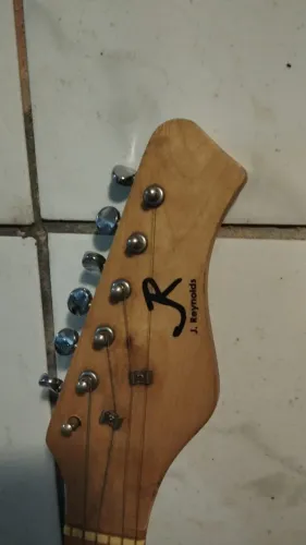 Guitarra infantil usada em bom estado de conservação