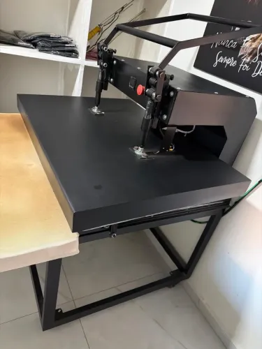 Prensa manual 70x100 com 1 bandeja zerada, quase não foi usada 
