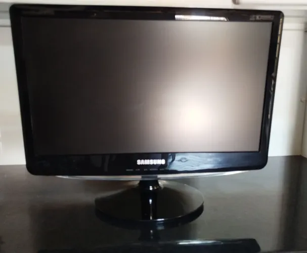 Monitor Samsung 18.5" para PC - Tela Perfeita (Completo com Cabos)