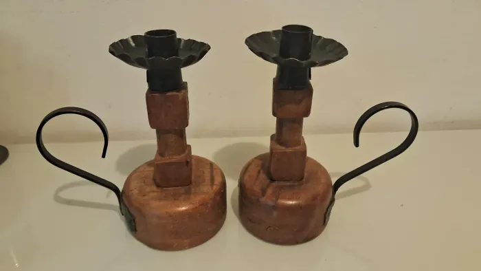 Par de Belíssimos Castiçais em Madeira e ferro<br>medidas 20x 20cm