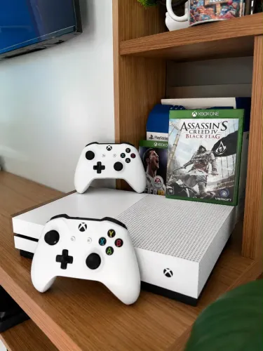 Xbox One S 1TB - Completo com 2 Controles