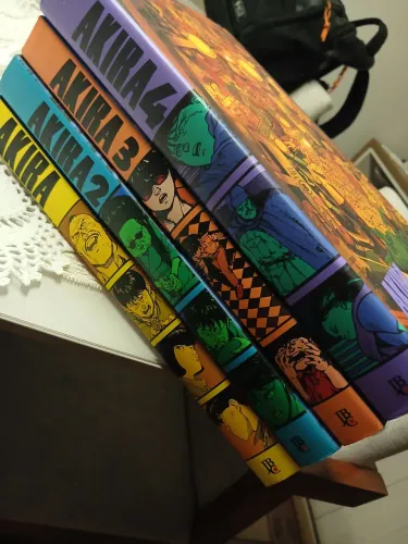 Akira volume 1 ao 4 atenção detalhe na aba