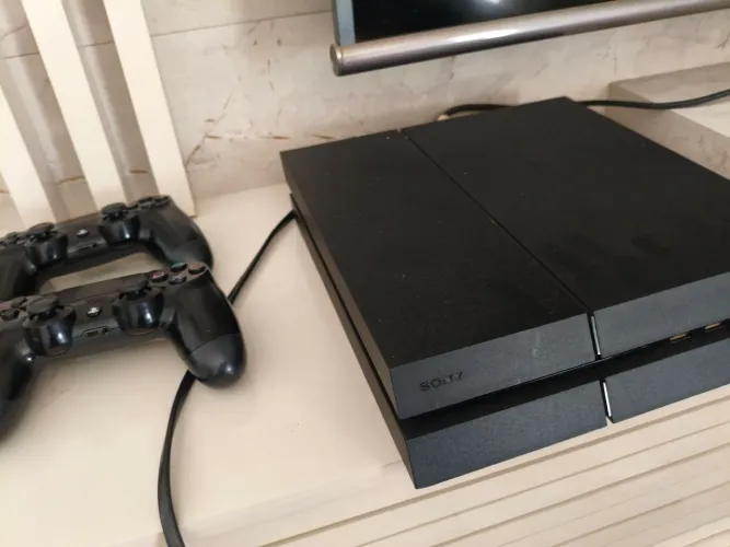 Playstation 4 + 5jogos