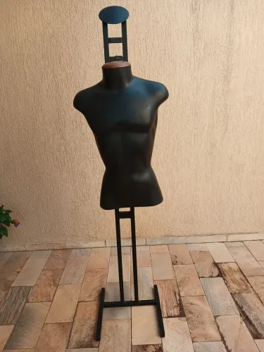 Manequim masculino com pedestal