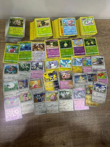 400 cartas pokémon, 35 brilhantes , 250 bordas amarelas 