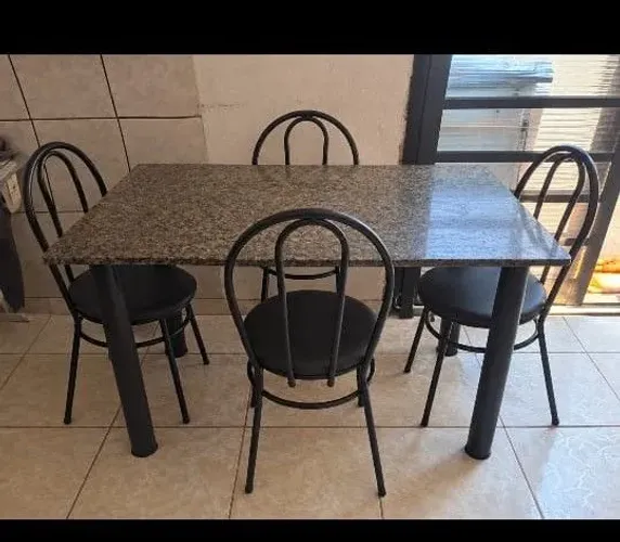 Mesa com 4 cadeiras