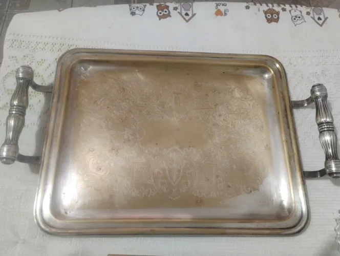 Bandeija banhada a prata para quem gosta de antiguidades 