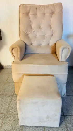 Cadeira de Amamentação com Puff