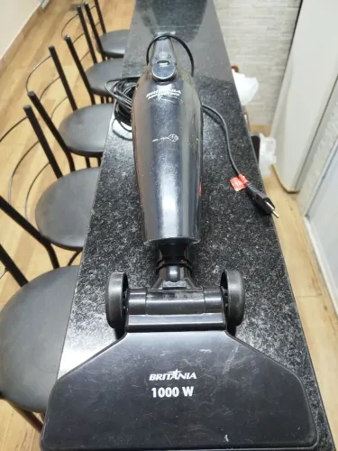 Aspirador de pó Britânia de 1000W
