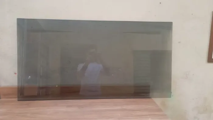 Mesa de Vidro Espelhado Fumê - [Medidas Aprox: 110cmx50cm] - Usado - A Retirar
