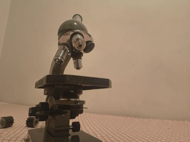 Microscópio antigo