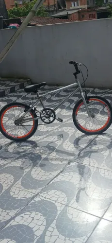 Vendo bicicleta aro 20 ela so ta com um quebrado no pedal 