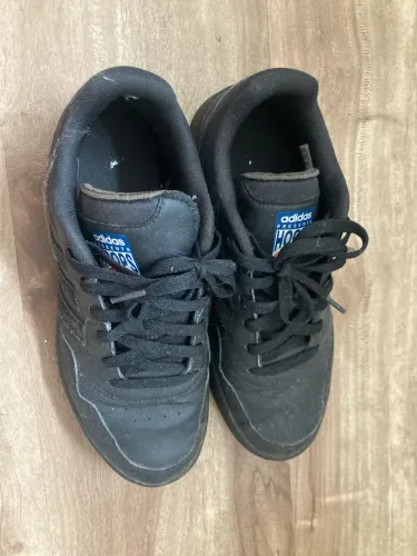 Tênis adidas hoops preto usado