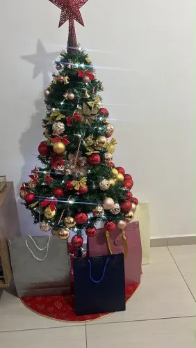 Árvore de Natal Completa Decorada com Bolas Laços Estrela e Luzes