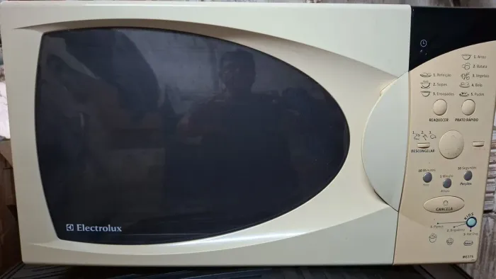 VENDO FORNO MICRO-ONDAS ELETROUX 275LTS FUNCIONANDO DIREITINHO POR 180 REAIS EM VR ENTREGO
