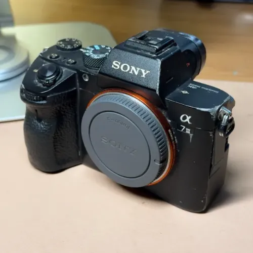 Sony A7III - Apenas corpo | Tela com defeito, todo o resto ok