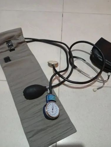 Medidor de pressão com estetoscópio