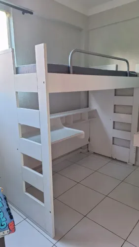 Cama elevada com escrivaninha em MDF