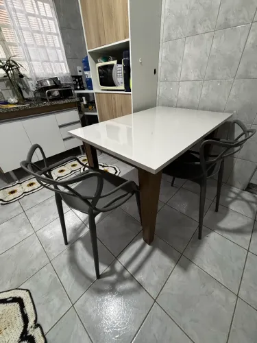 Mesa com 4 cadeiras