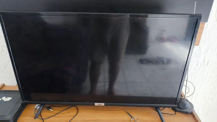 TV TCL 32". VISOR APAGOU, DA SOM. IMAGEM TOTALMENTE ESCURA.
