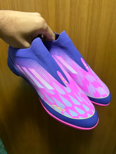 Chuteira Society Adidas F50+ TF Roxo e Rosa "Yamal"