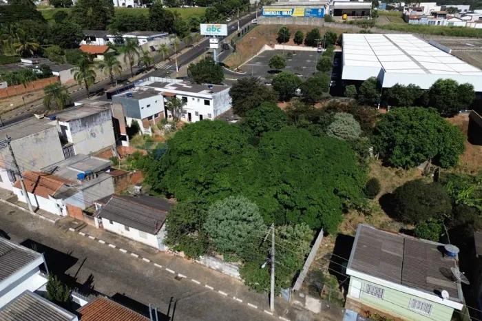 Terreno de 696m² à Venda no Bairro São Francisco em Passos, MG  Oportunidade! Moradia ou I
