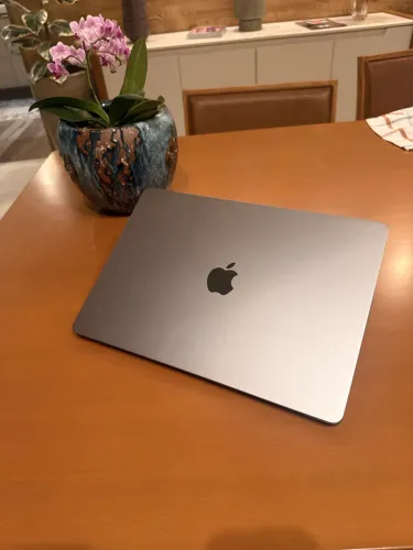 MacBook Air M3 16gb 512gb.