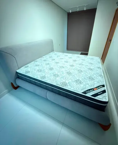 Cama Anjos Estofada Aqua c/ colchão Ortobom King Size Exclusive